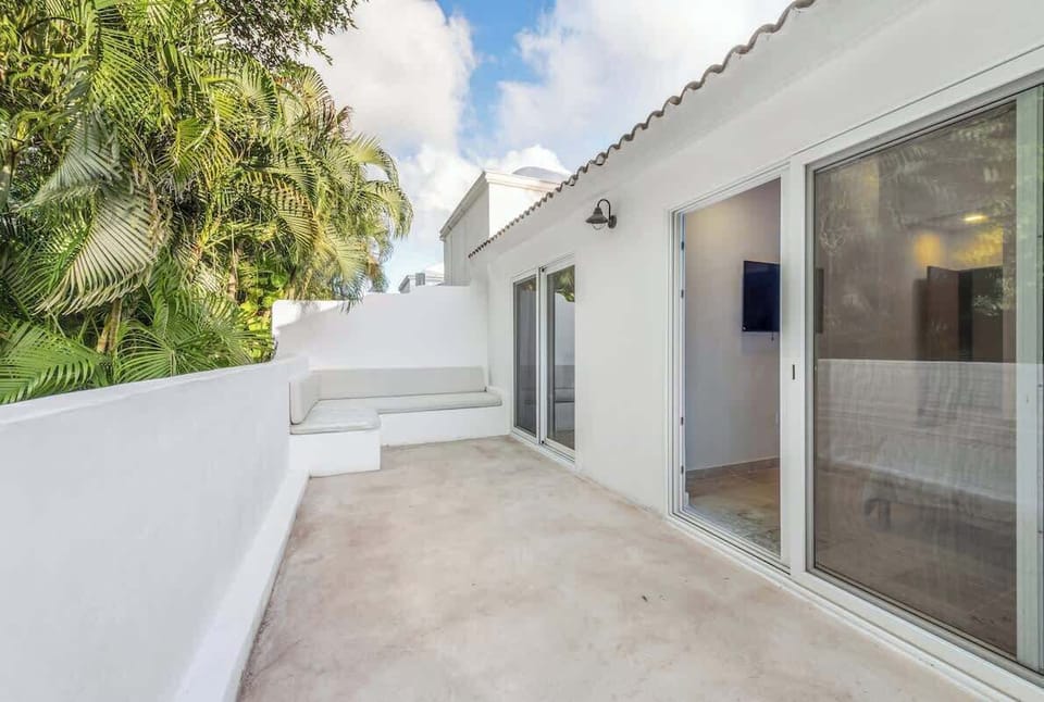 Shared balcony between rooms