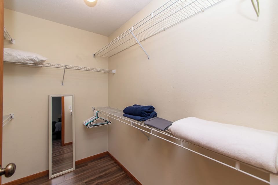 [Walk-in closet, bedroom 1]