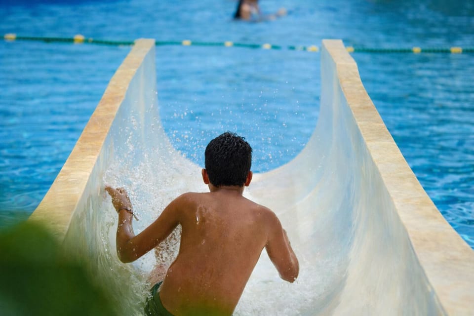 Piscinas termais com diferentes temperaturas e ambientes.