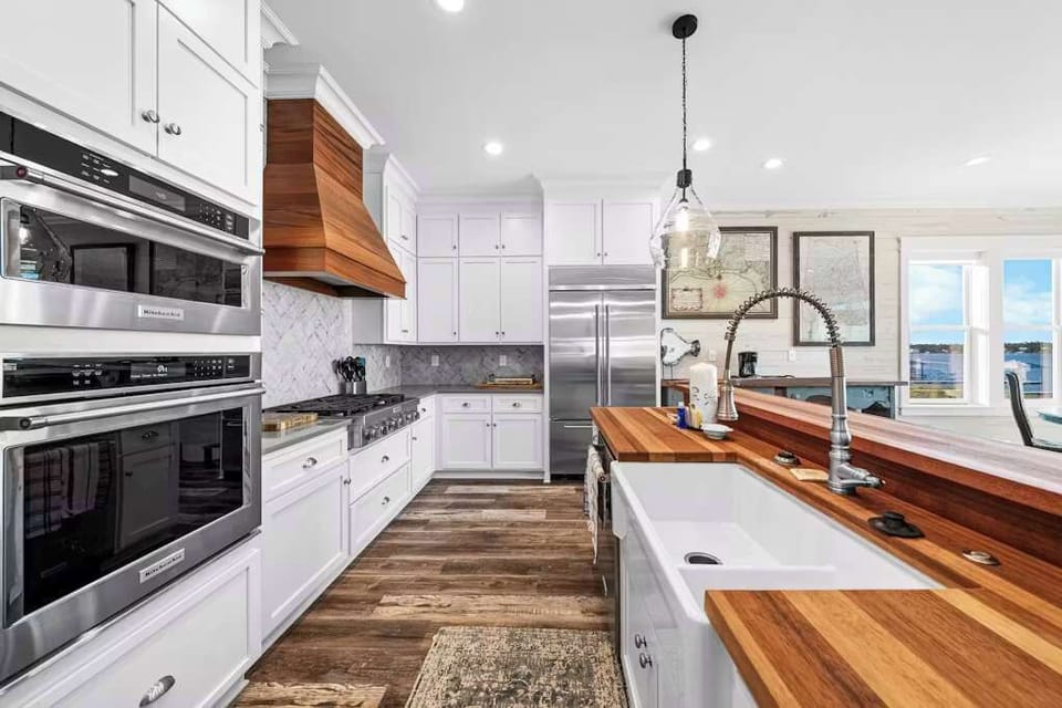The heart of the home, now in full flavor mode. Whether it’s coffee in the morning, cocktails at sunset, or cookies fresh from the oven, this kitchen makes every moment deliciously memorable.