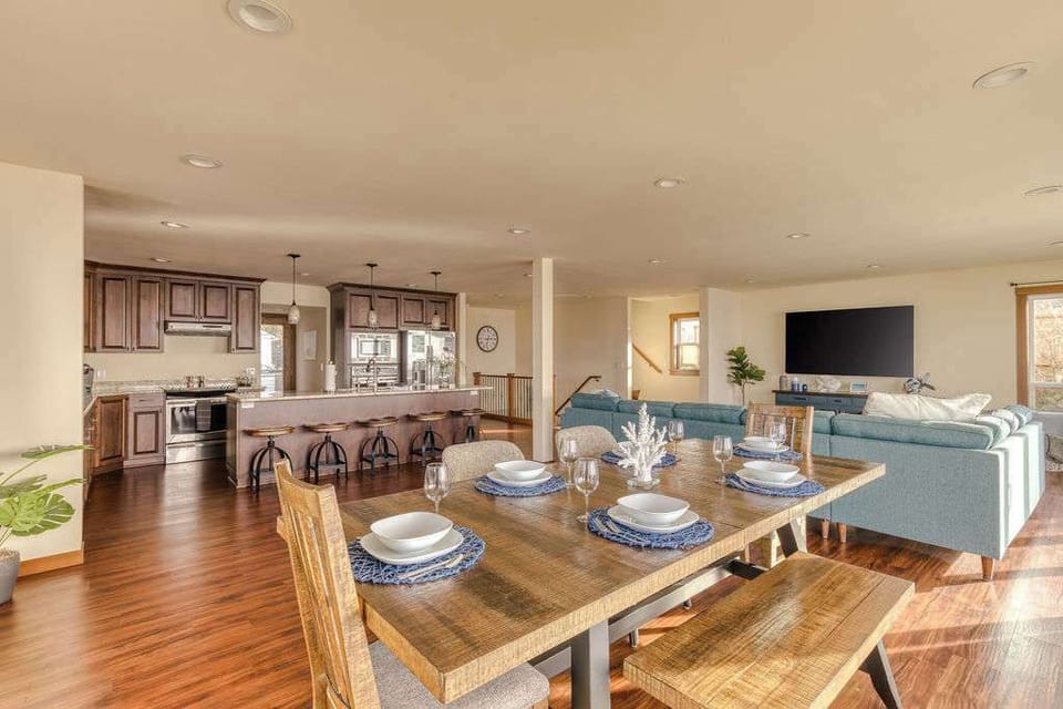 Oceanfront dining for the whole group, framed by big sliding doors and that endless blue.