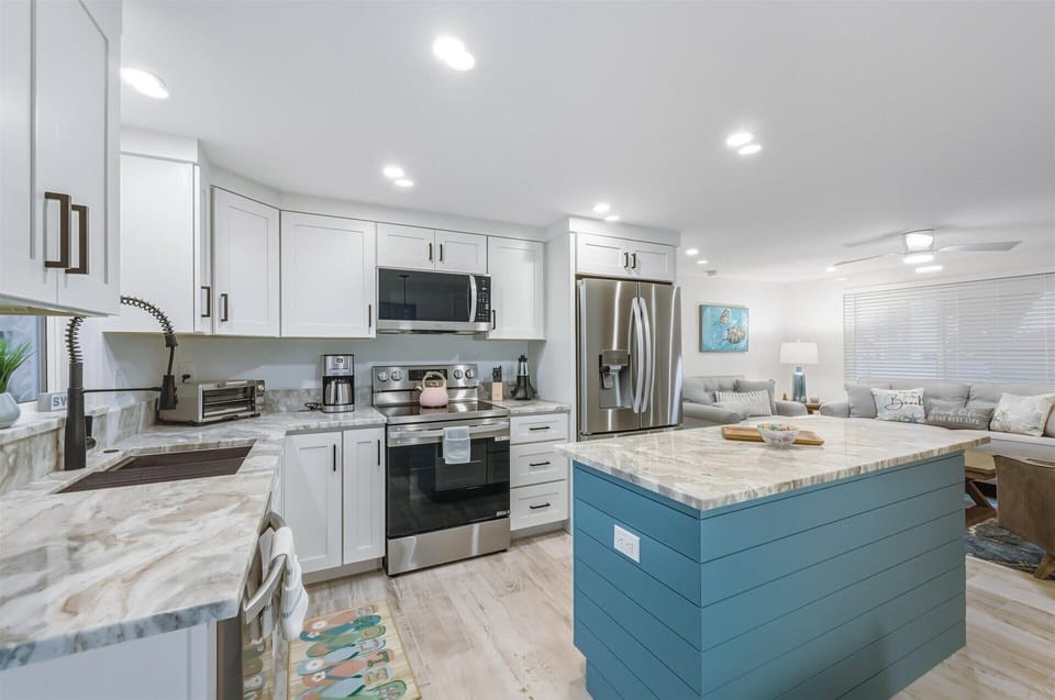 Bright, open, fully-equipped kitchen