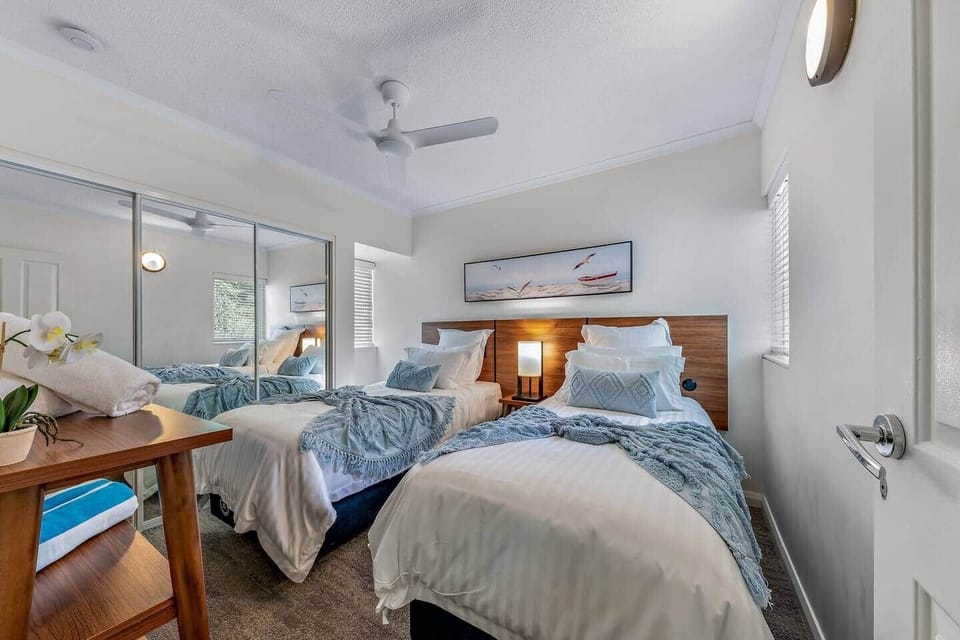 Bedroom 2 (Configure 1 x king or 2 x king singles)
