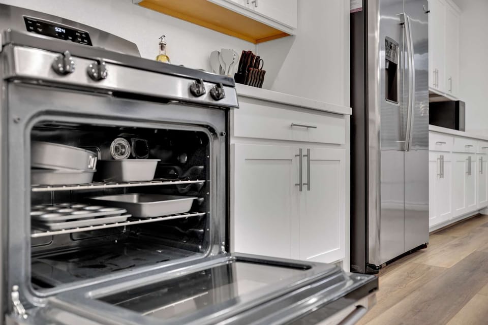 Enjoy a well-equipped kitchen with baking sheets and baking molds ready to use