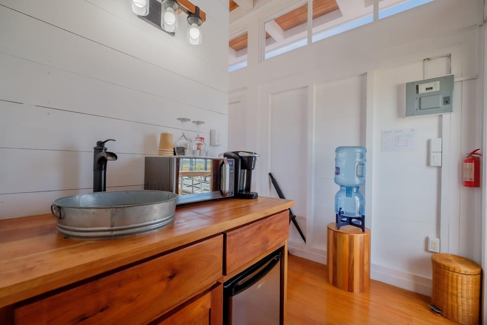 Brew fresh coffee and chill drinks for beach days.