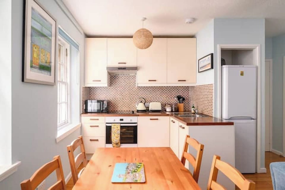 Fully equipped kitchen area with oven, hob, microwave 
