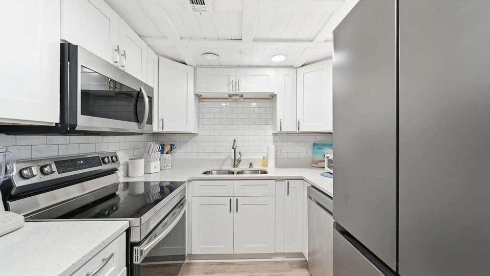 Updated kitchen, fully stocked!