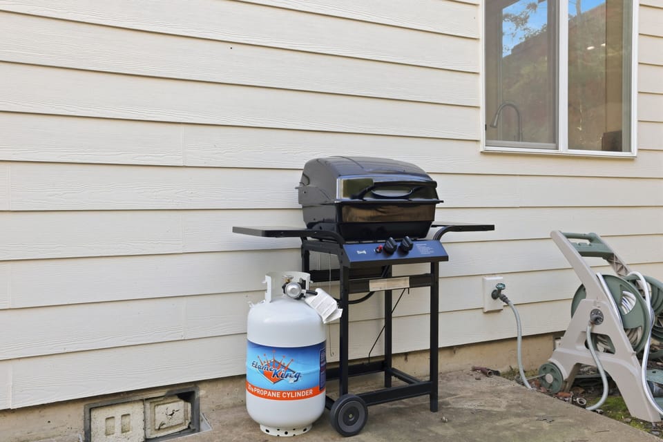 Furniture, Mailbox, Bbq, Table, Building
