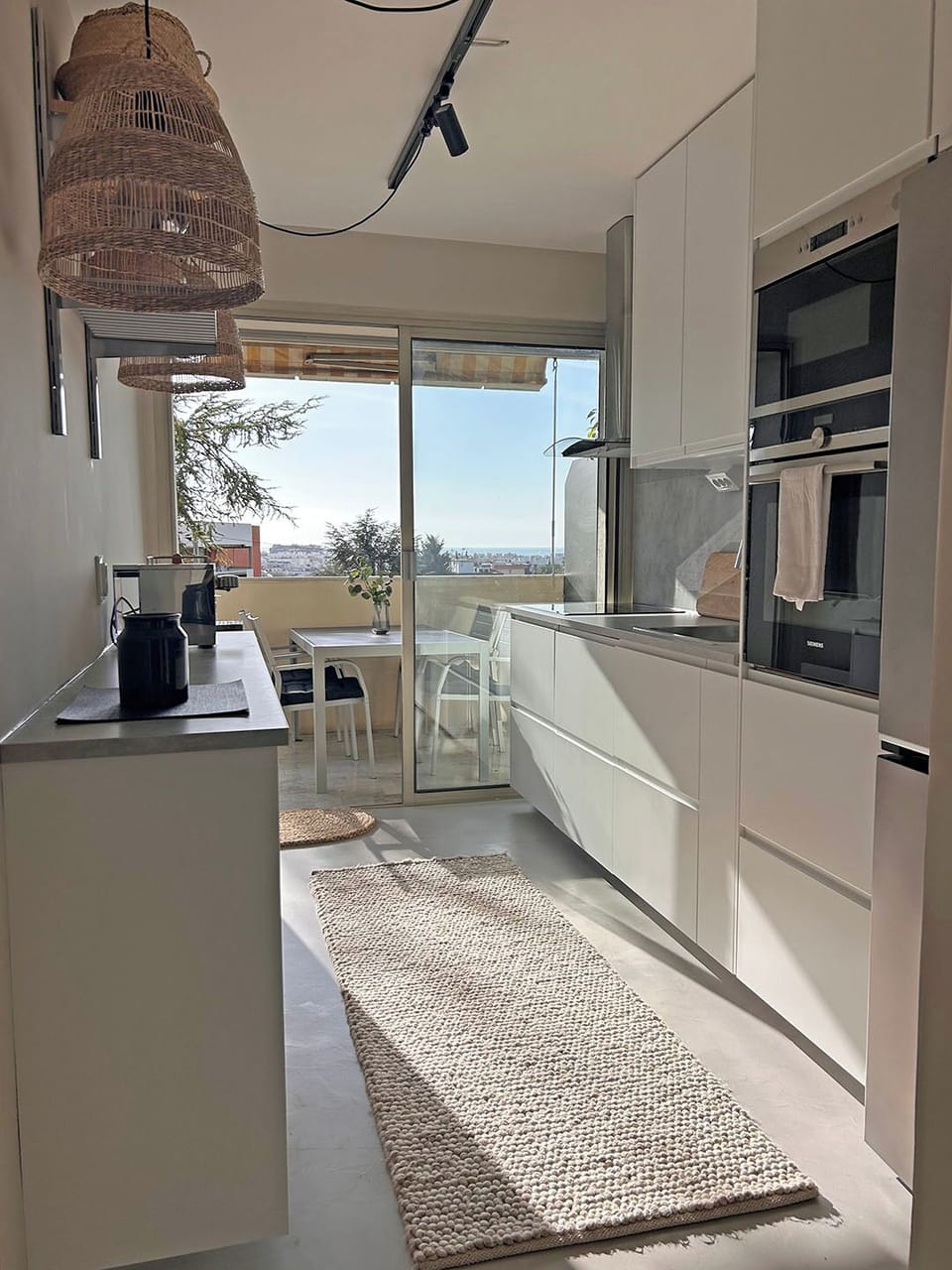 The well-equipped kitchen 