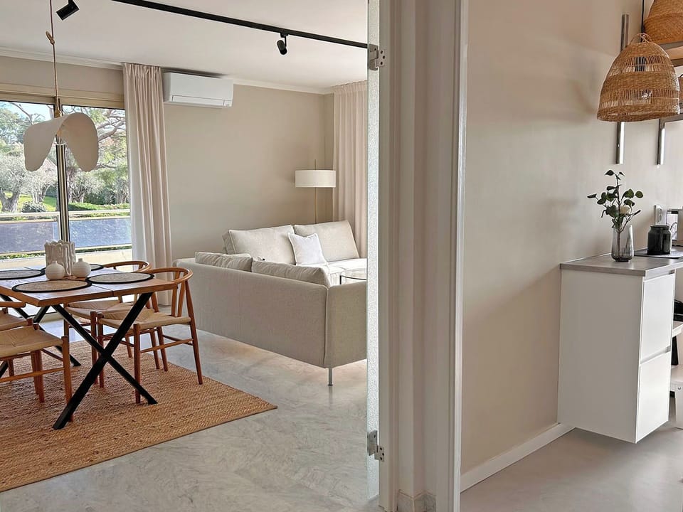 The living room has a sea view and exit to the large terrace. Dining area for 4p