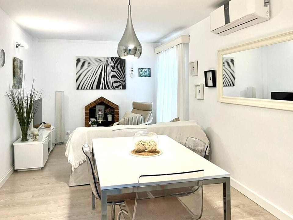 Living-dining area of Apartment Gola with modern and elegant design, integrated dining table, comfortable seating area and air conditioning.