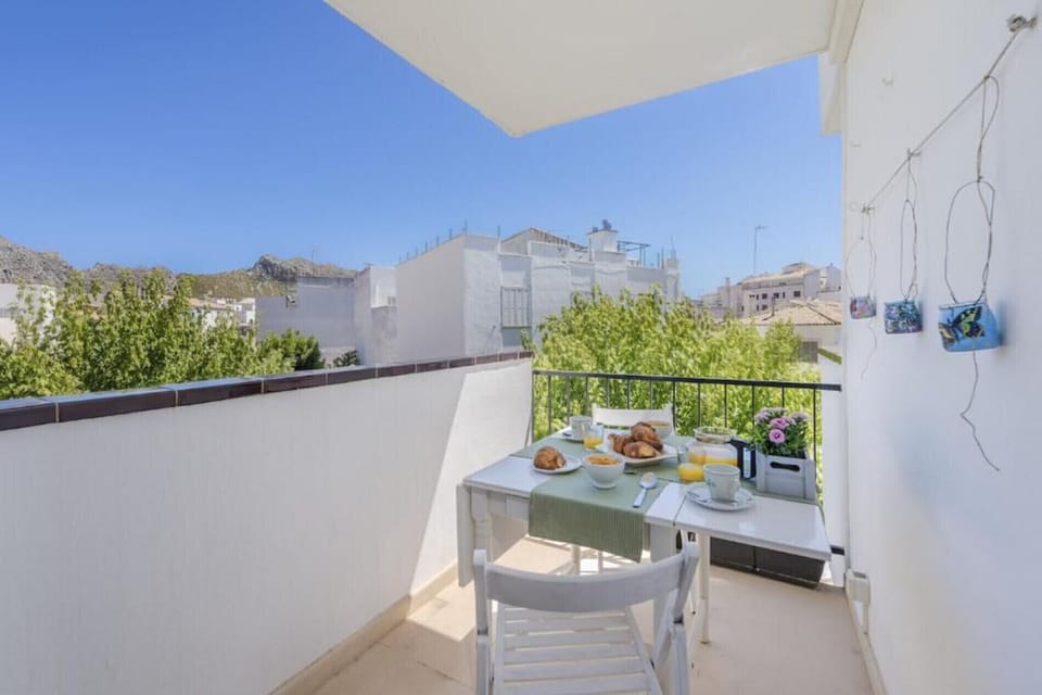 Private terrace of Apartment Gola with outdoor dining table, perfect for al fresco breakfasts.