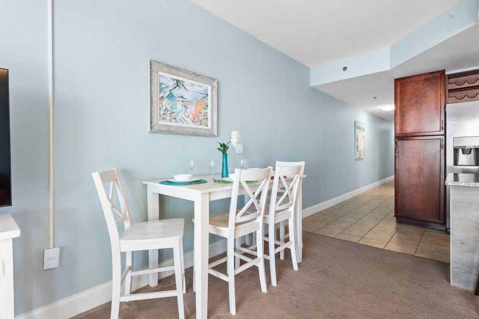 Dining Area with Ocean Views and Seating for Four