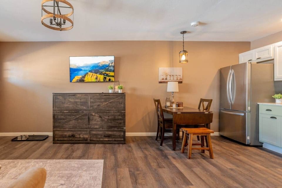 Living Room/Dining Area