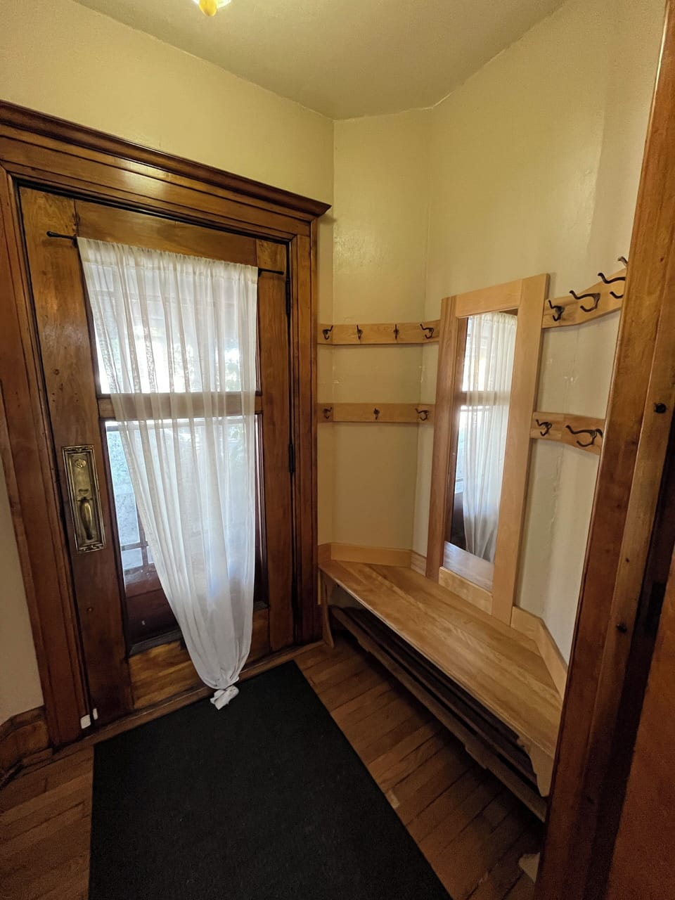 Front foyer with plenty of room for jackets and shoes
