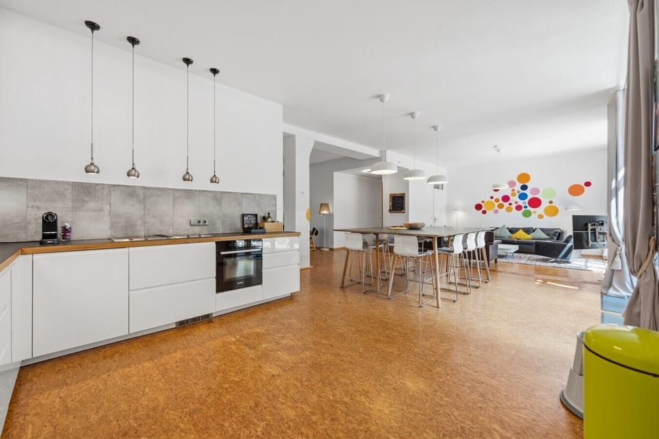 Kitchen unit with dining area and sofa