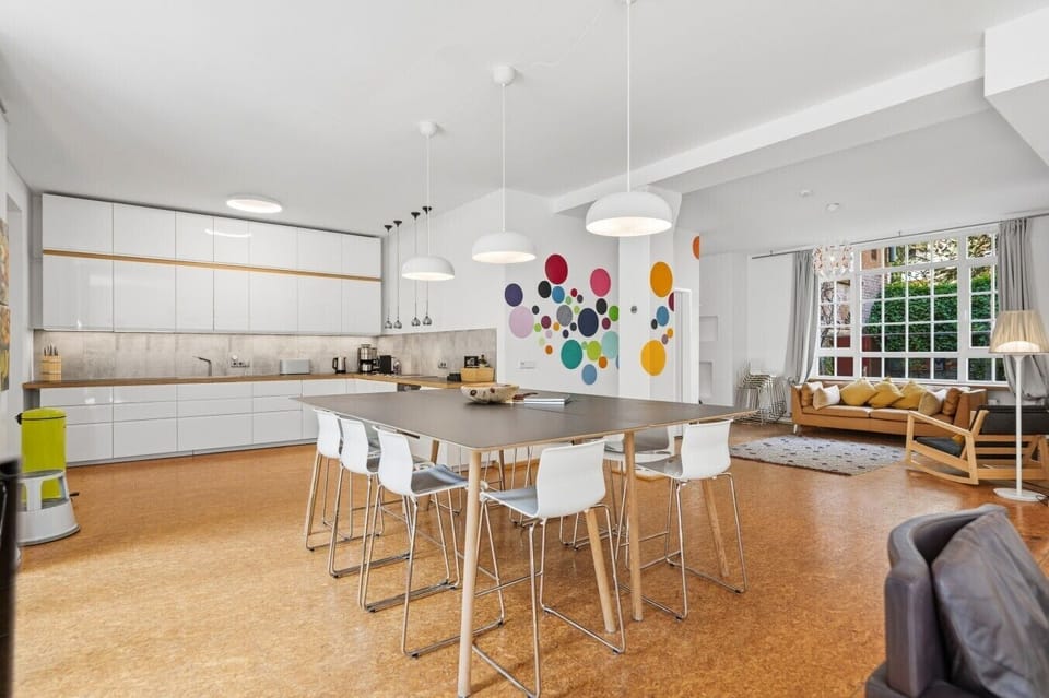 Eat-in kitchen with kitchen unit and high table