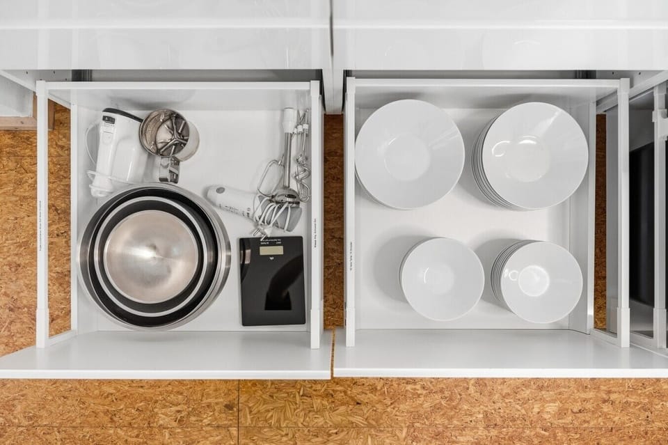 Baking accessories and tableware