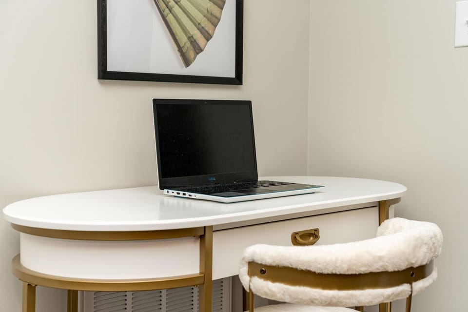 Work, but make it vacation vibes. Cozy, quiet, and distraction-friendly—perfect for crushing deadlines without sacrificing comfort.