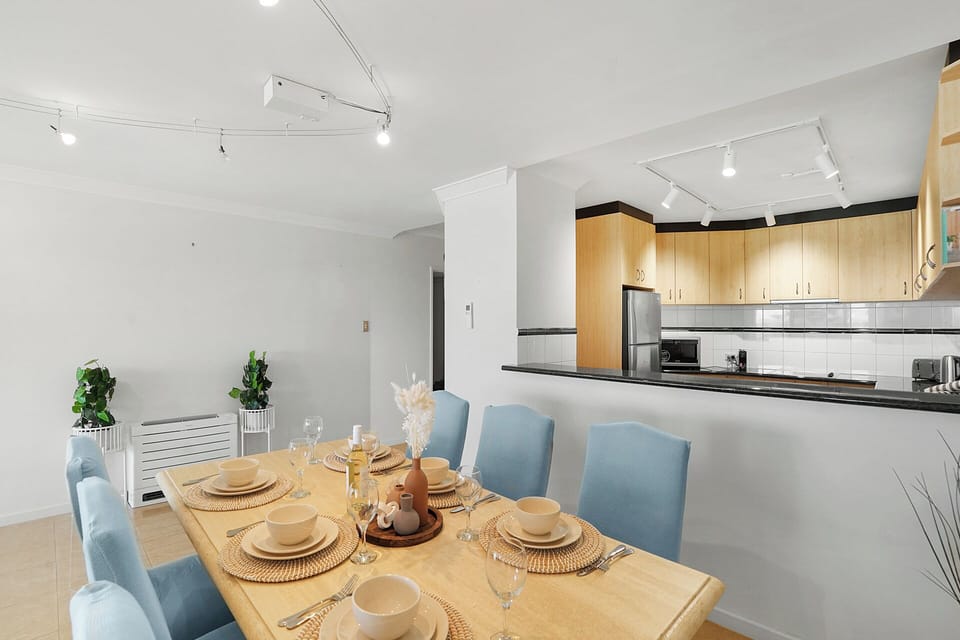 Fully equipped kitchen and dining area