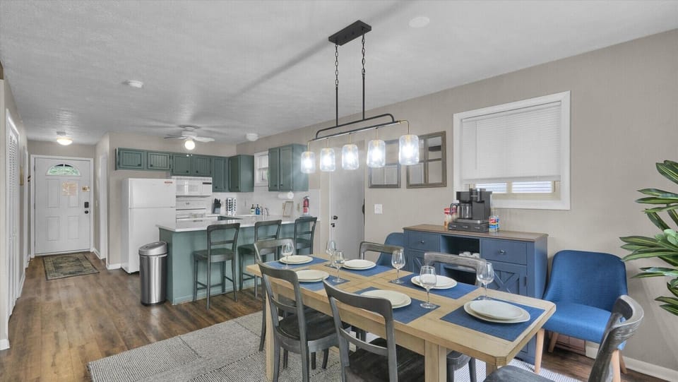 A dining table for 6 and a kitchen peninsula with seating for 3 more—perfect for group meals.