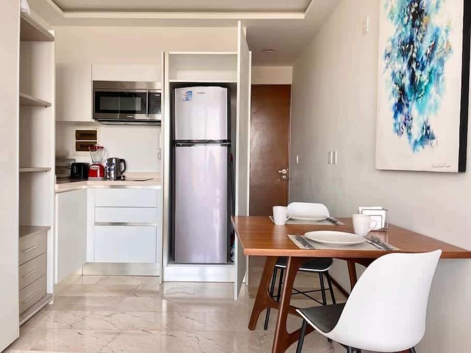 Estudio con cocineta equipada, comedor para 2 personas, aire acondicionado y smartv 