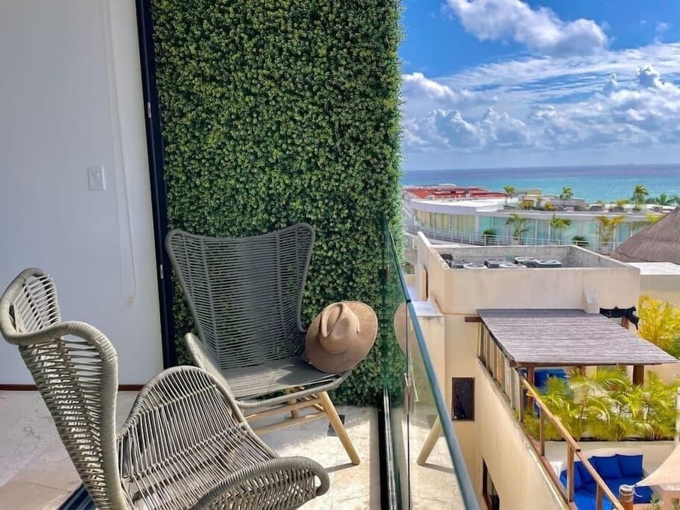 Balcón privado con vista parcial al mar
