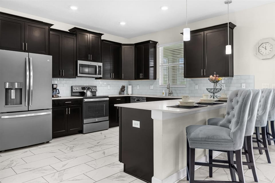 Breakfast Bar with seating for 4