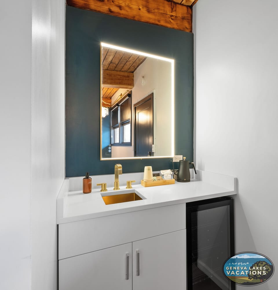 Adjustable brightness LED mirror in the dressing area. Coffee and tea amenities