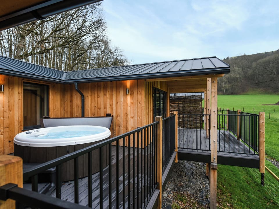 Hot tub | Oakwood Lodge - Pen-y-Lan Lodges, Welshpool
