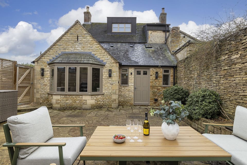 The Fleece House Outside - StayCotswold