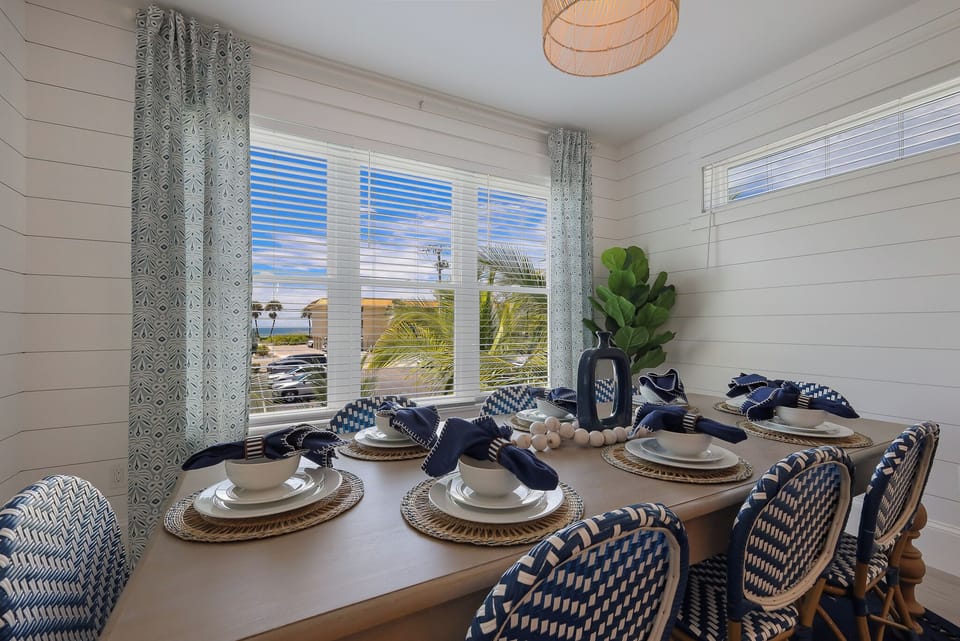 Room for eight to dine together