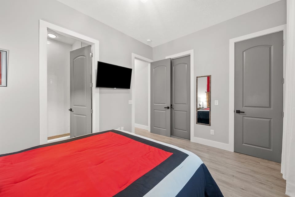 2nd Floor | Queen size bed | Ensuite bath