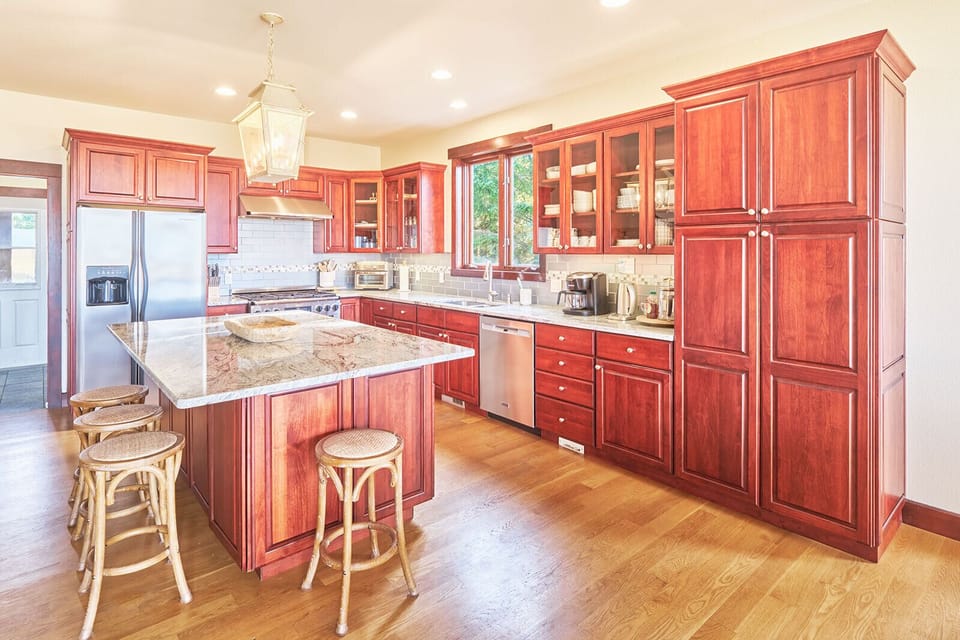 Comfortable bar seating, ideal for spending time with the whole crew!