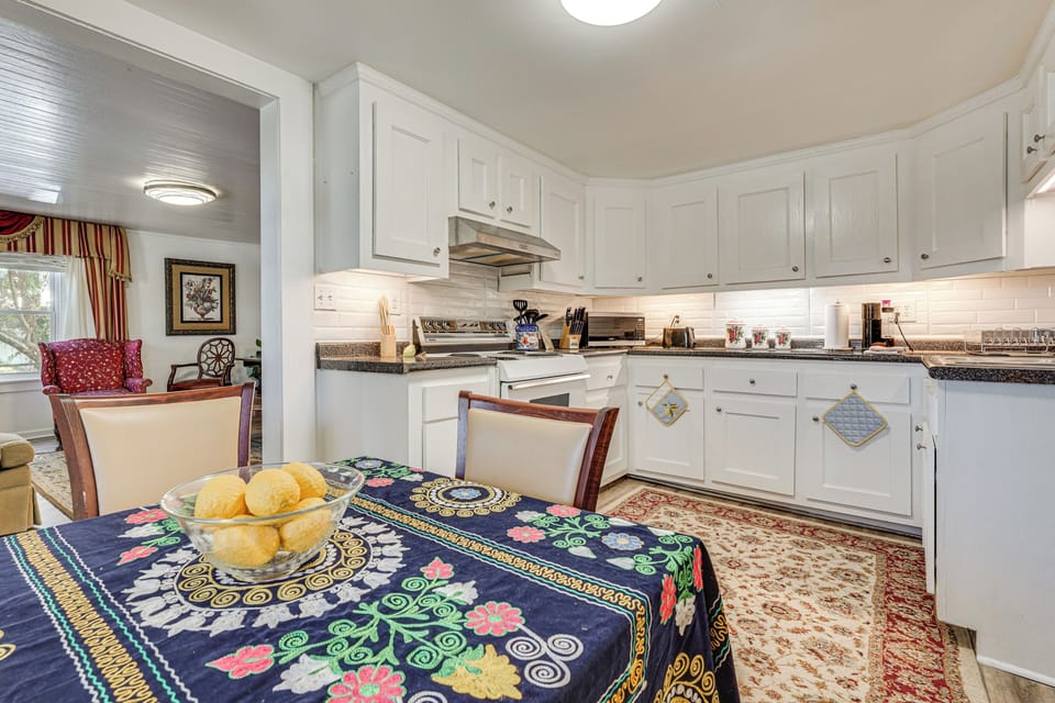 Kitchen & Dining Area