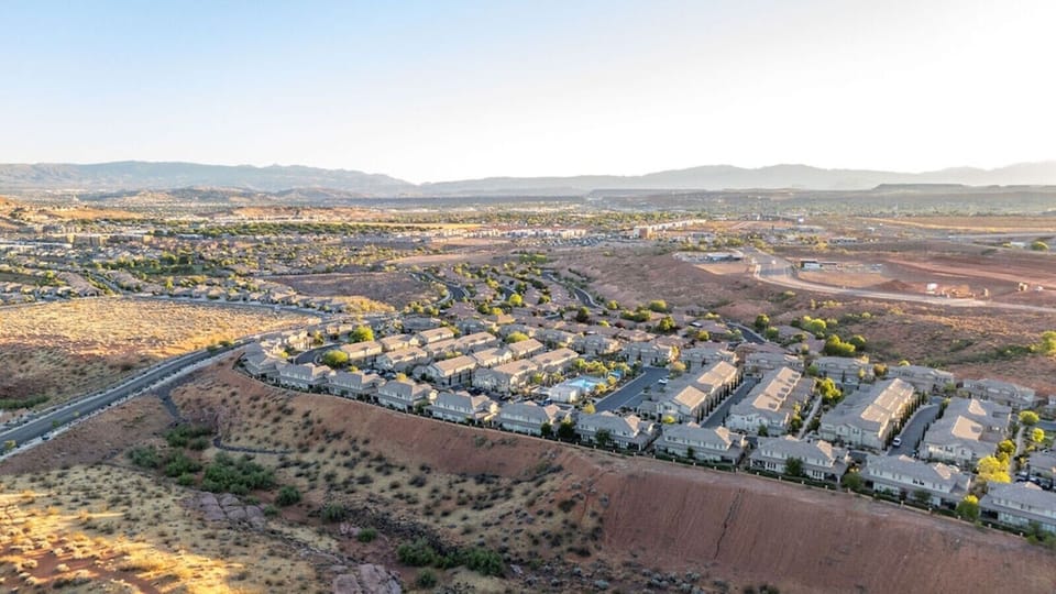 Nestled among Southern Utah`s stunning red rock landscapes, the Casitas at Sienna Hills offers a peaceful retreat just minutes from St. George, Sand Hollow, and Zion National Park.
