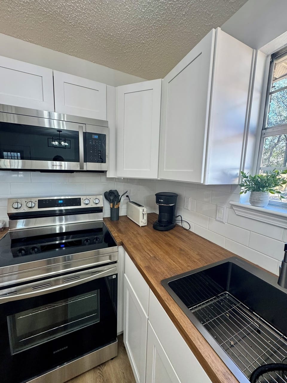 Kitchen amenities- coffee maker, toaster
