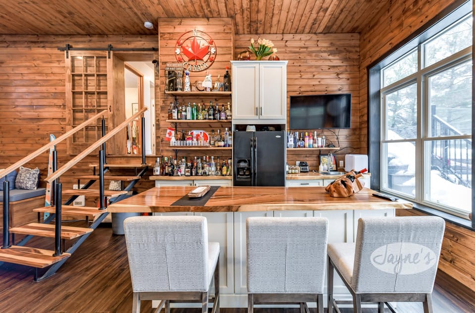 Muskoka Room Bar &amp; Seating