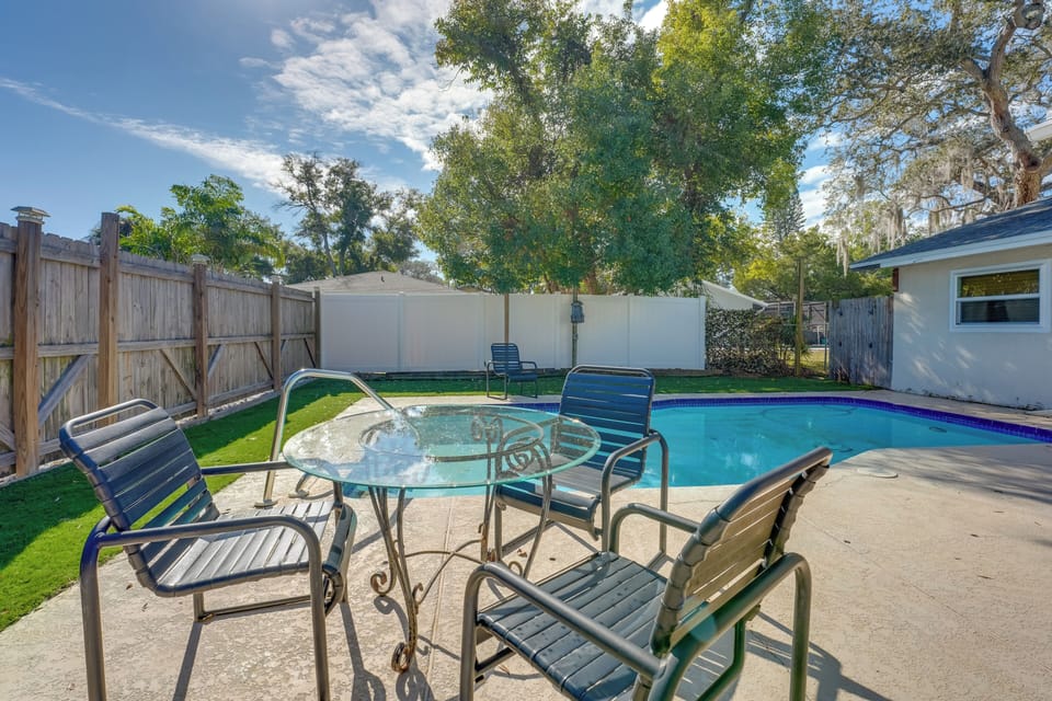 Shared Pool & Patio | Self Check-In | 6 Mi to Tarpon Springs Sponge Docks