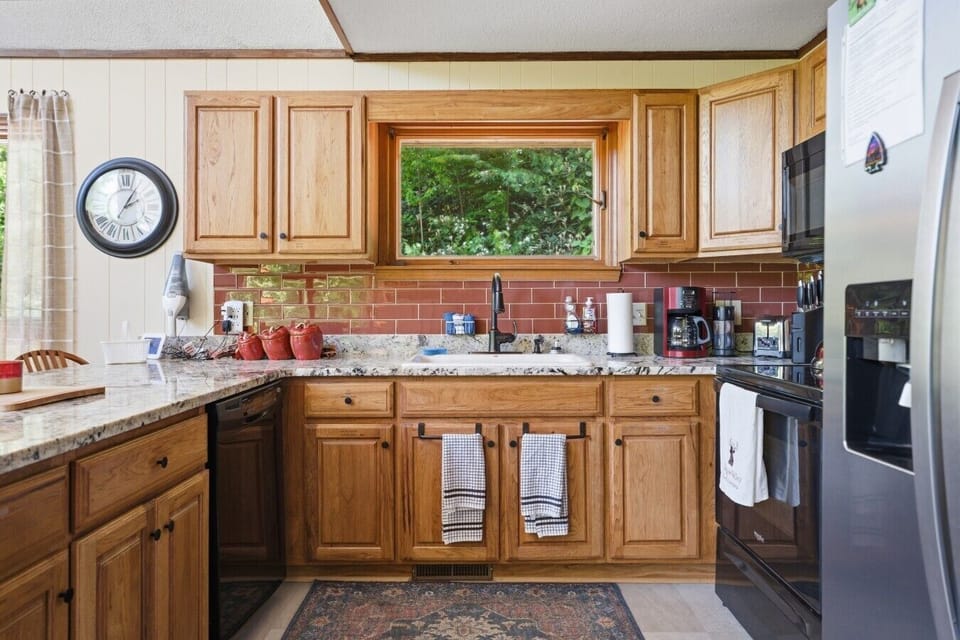 Kitchen Hub | Breakfast Bar Seating & Stainless Appliances
