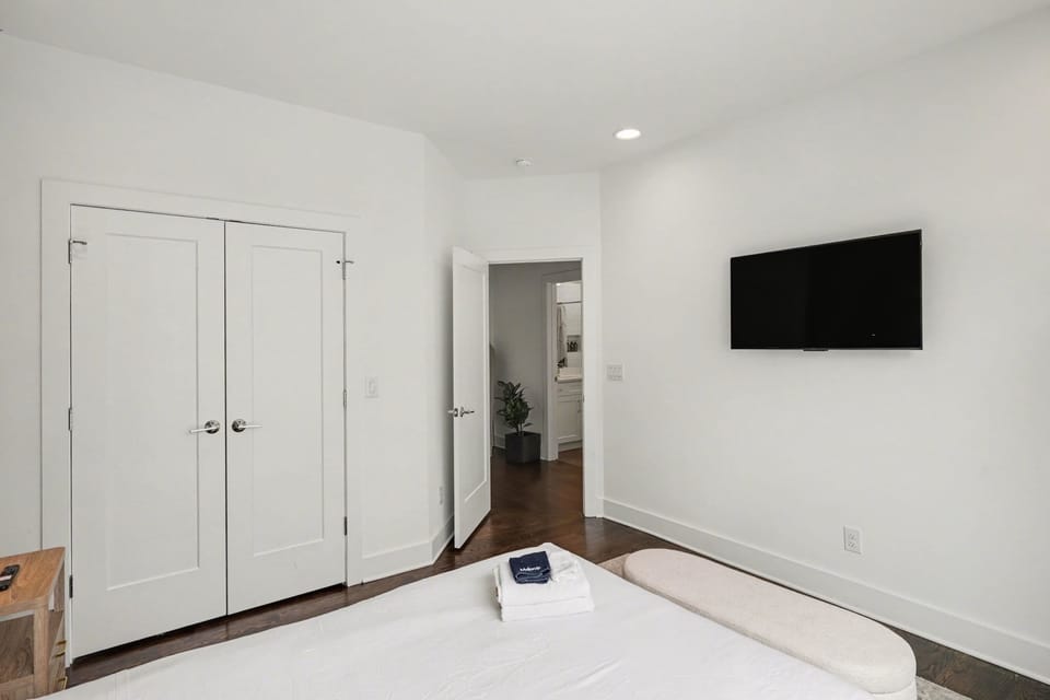 Bedroom 4 w/ queen bed and smart TV | Unit B