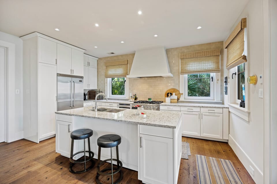 Fully equipped kitchen - modern and updated