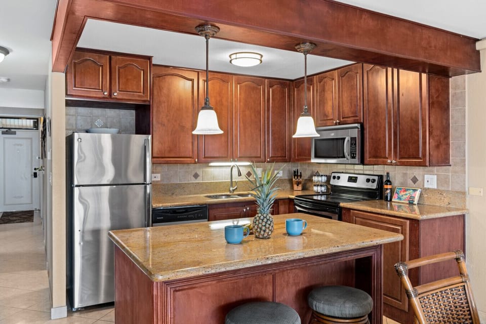Full Kitchen with dining area