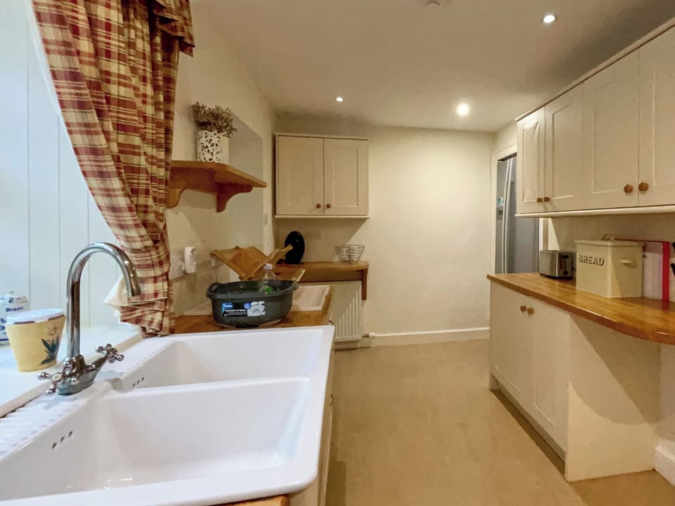 Kitchen | Grieves Cottage - The Garden Holidays, Cupar