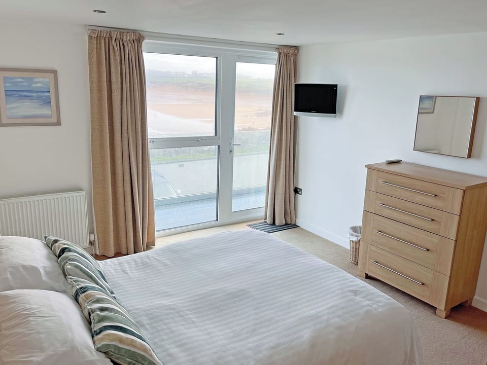Double bedroom with view of Fistral beach | Flat 2, Newquay