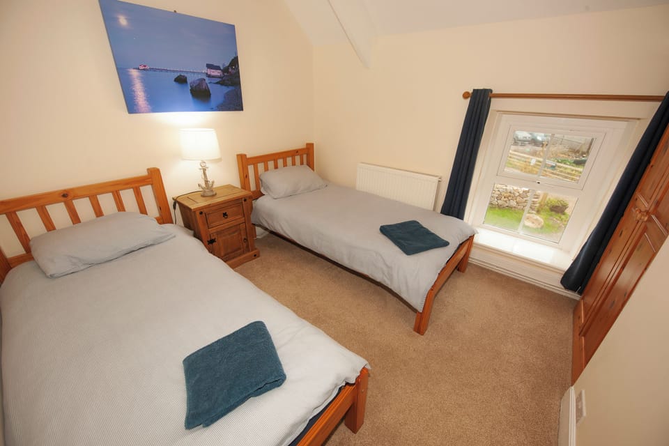 Bedroom 5, 2 single beds.