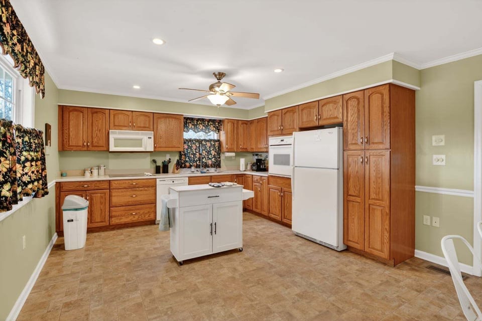 Indoors, Kitchen, Floor, Flooring, Appliance