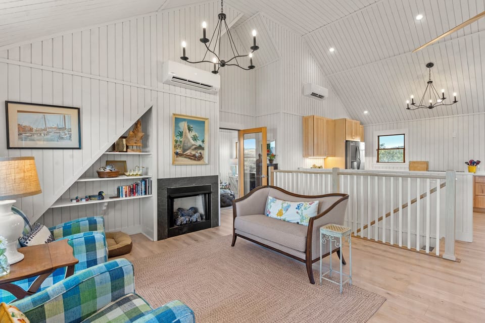 DU915: Boots to Beach | Top Level Living Area