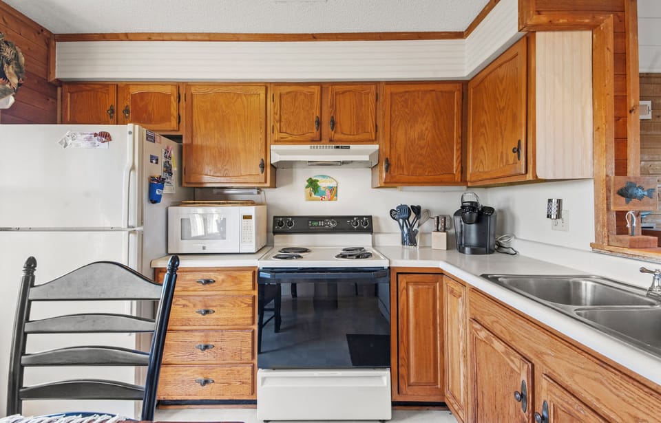HIAV10: Golden Road Retreat | Top Level Dining Area And Kitchen