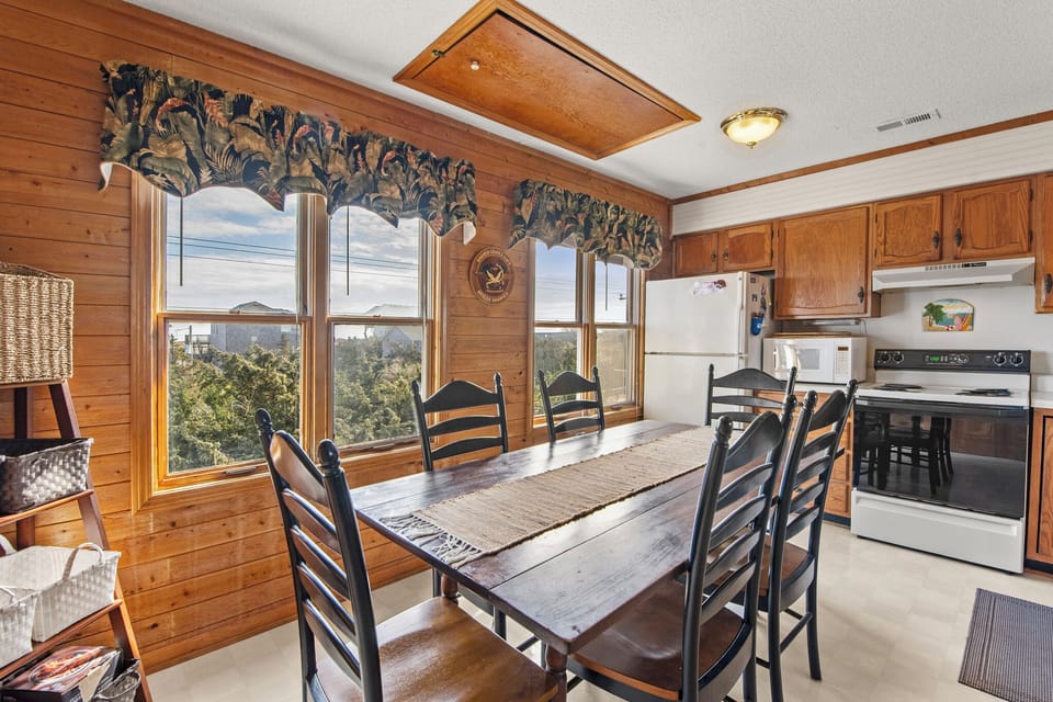 HIAV10: Golden Road Retreat | Top Level Dining Area And Kitchen